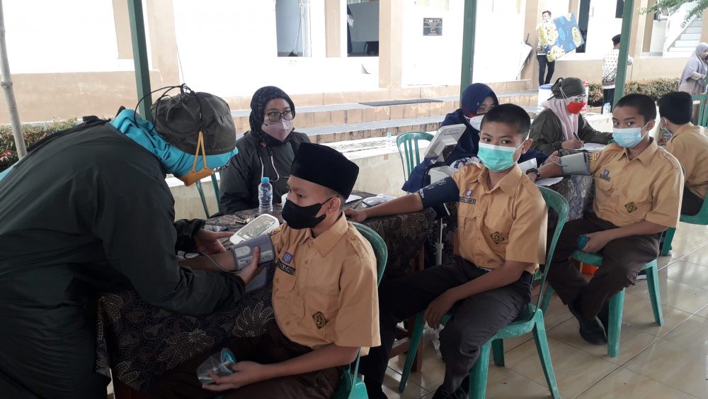 Santri & pegawai di lingkungan pontren Husnul Khotimah mengikuti vaksinasi yang diselenggarakan Kemenkes RI