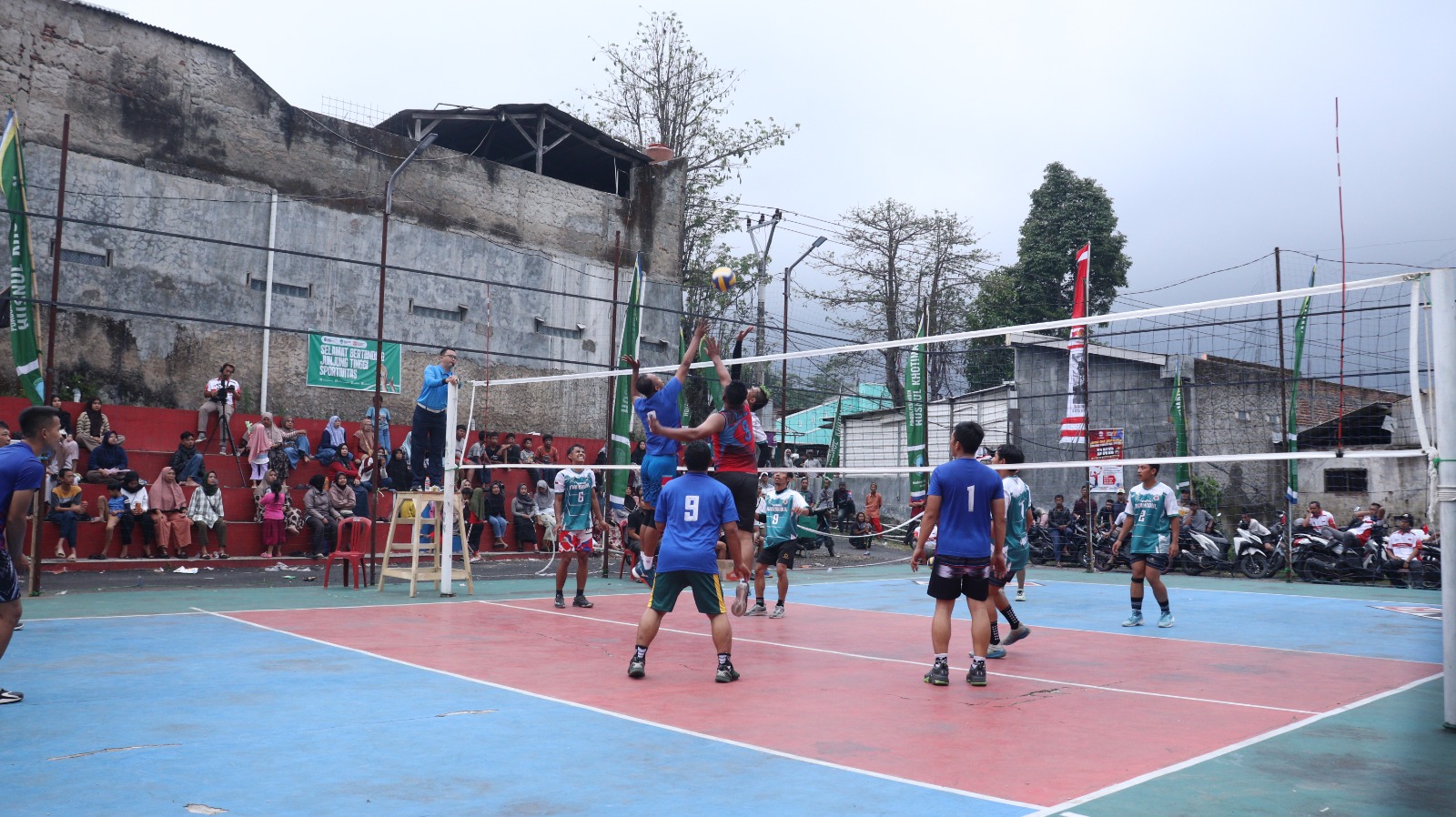 “Smash Aldi Si Jangkung Antarkan PON A Maniskidul Jadi Raja Voli di Husnul Cup”