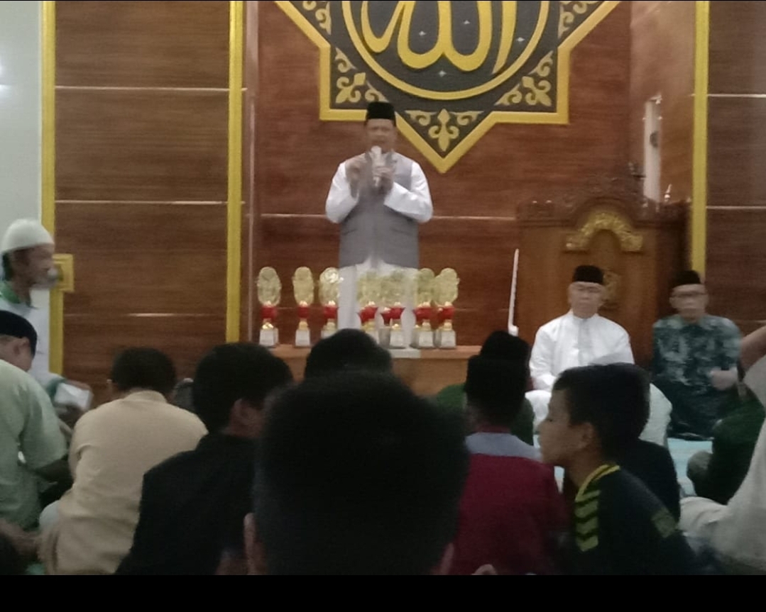 Kadiv HUDA Kasih Tausiah dalam Gerakan Sholat Subuh Berjamaah Kadiv HUDA Kasih Tausiah dalam Gerakan Sholat Subuh Berjamaah