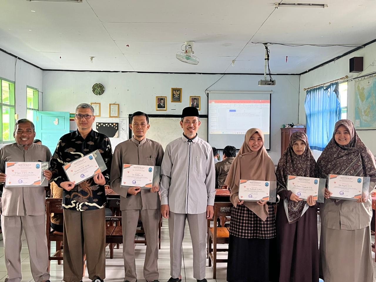 Siapakah Guru dengan Kehadiran Terbaik di MTs Husnul Khotimah Semester Ini?