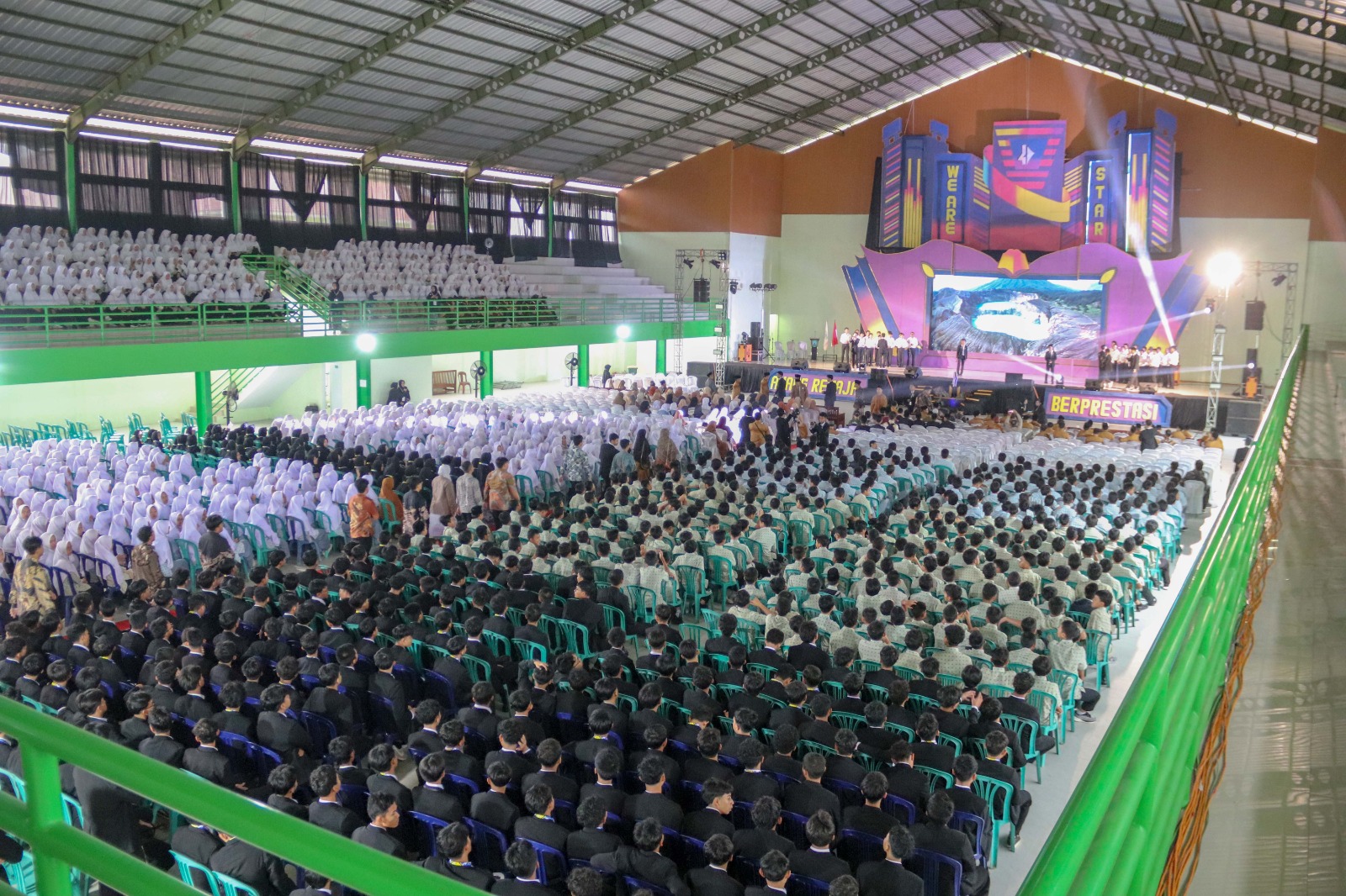 Santri Husnul Khotimah Siap Mengguncang: ARESTA 21 Hadir dengan Penuh Energi Santri Husnul Khotimah Siap Mengguncang: ARESTA 21 Hadir dengan Penuh Energi