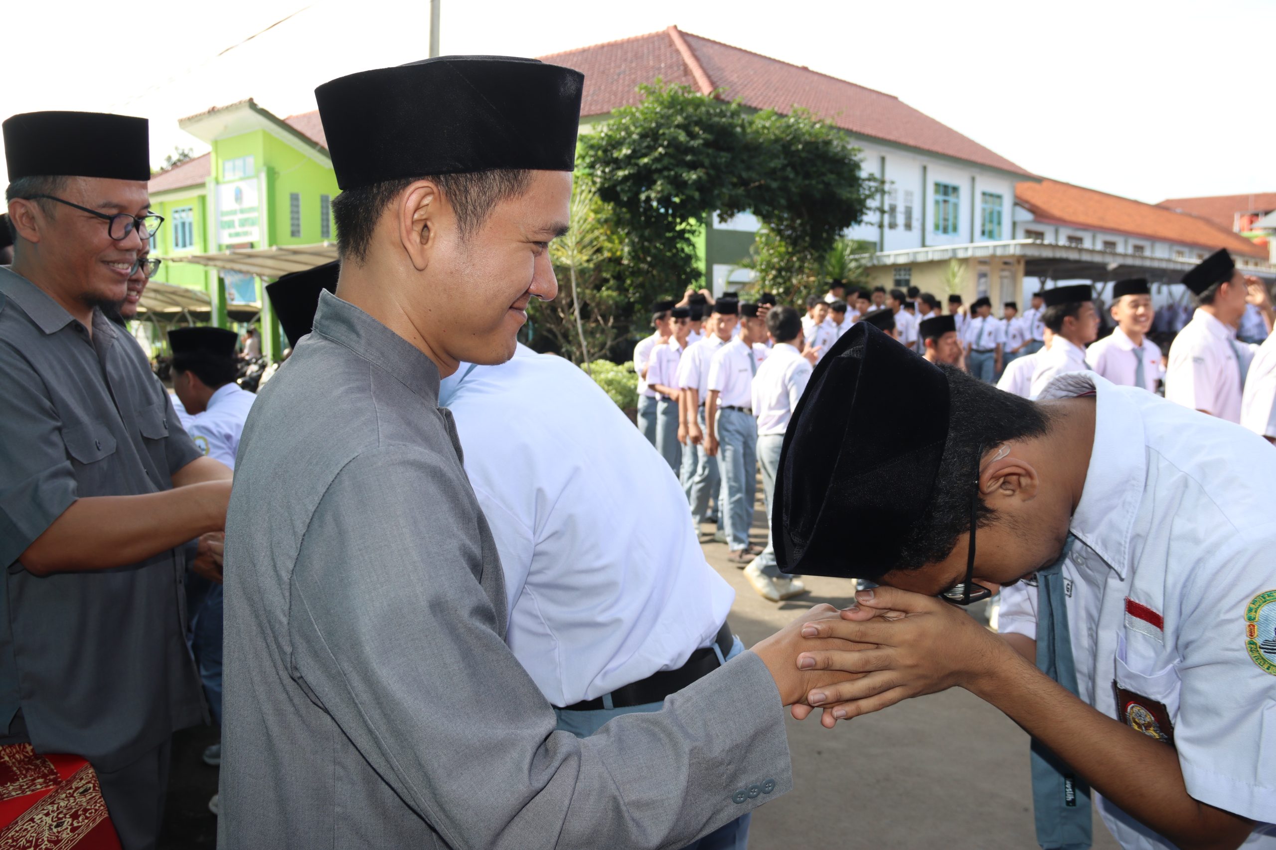 MEMULIAKAN GURU, MEMBUKA JALAN MENUJU IMPIAN