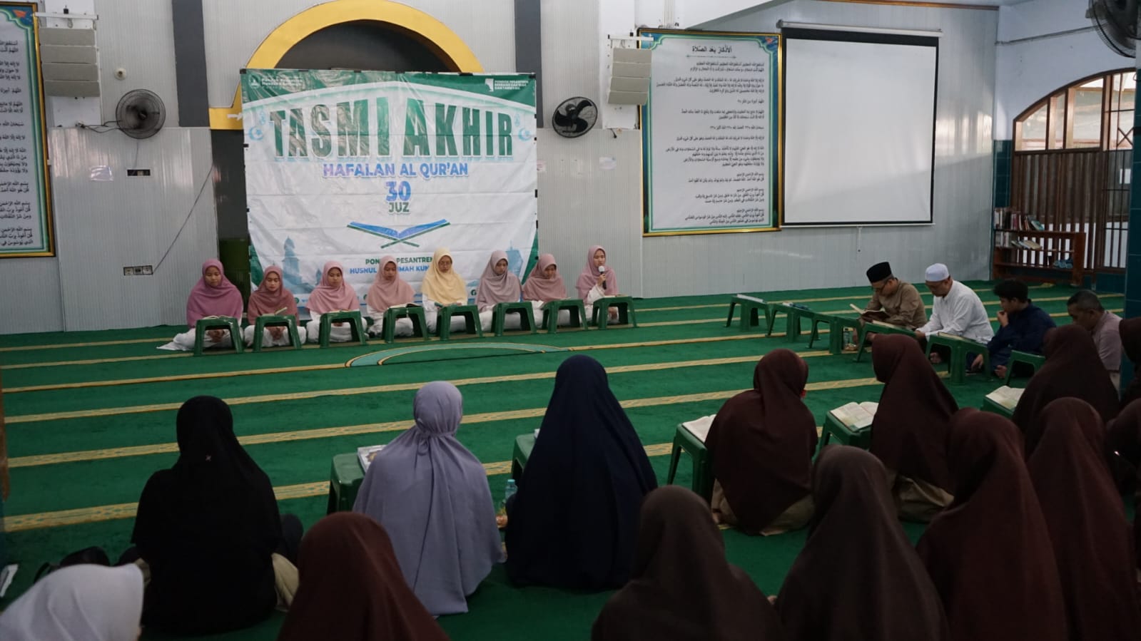 Suasana Haru Mewarnai Tasmi’ Akhir 30 Juz Santriwati Husnul Khotimah, Orang Tua Meneteskan Air Mata