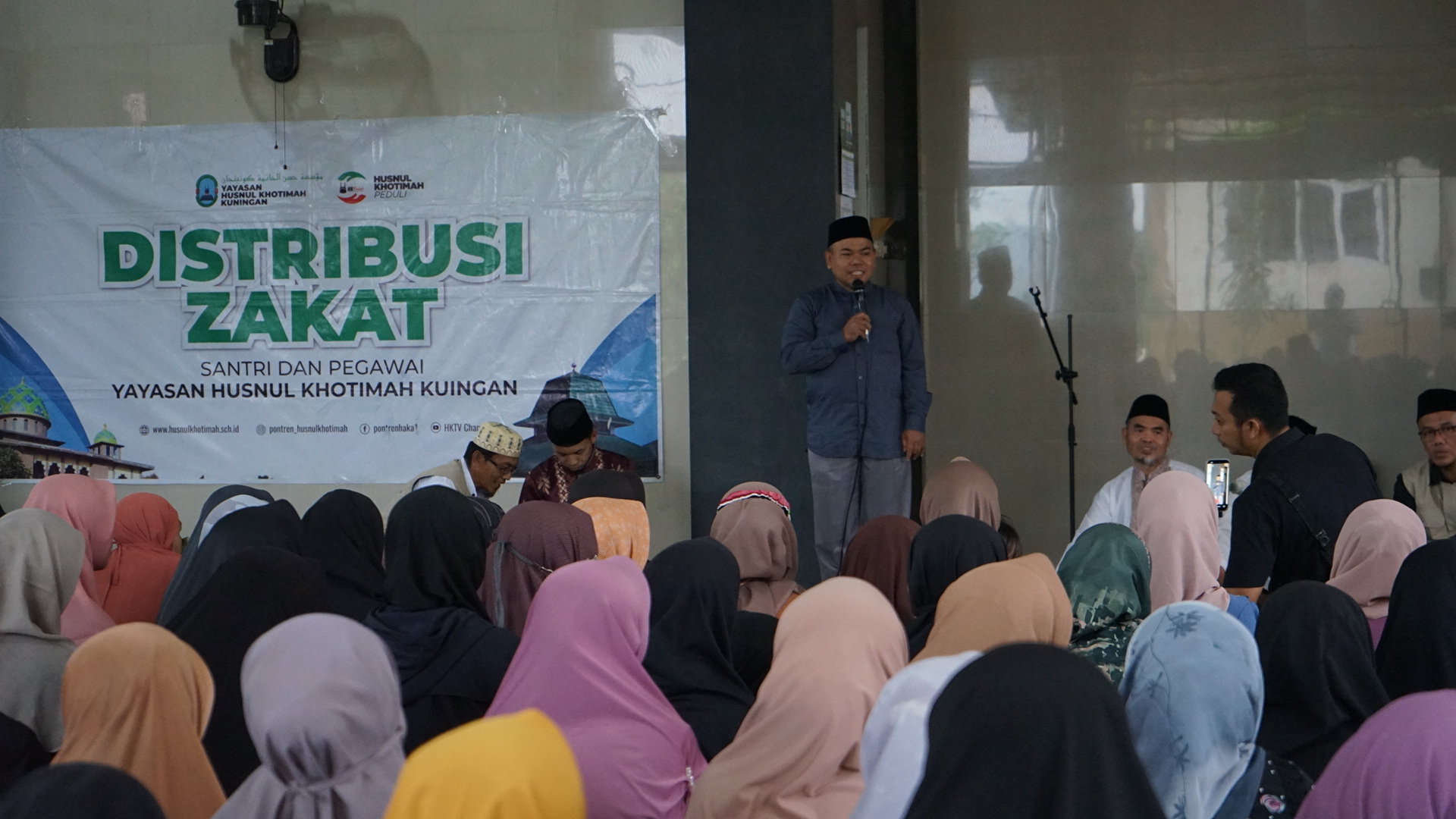 Pontren Husnul Khotimah Salurkan Zakat Fitrah ke Desa Sembawa dan Sadamantra