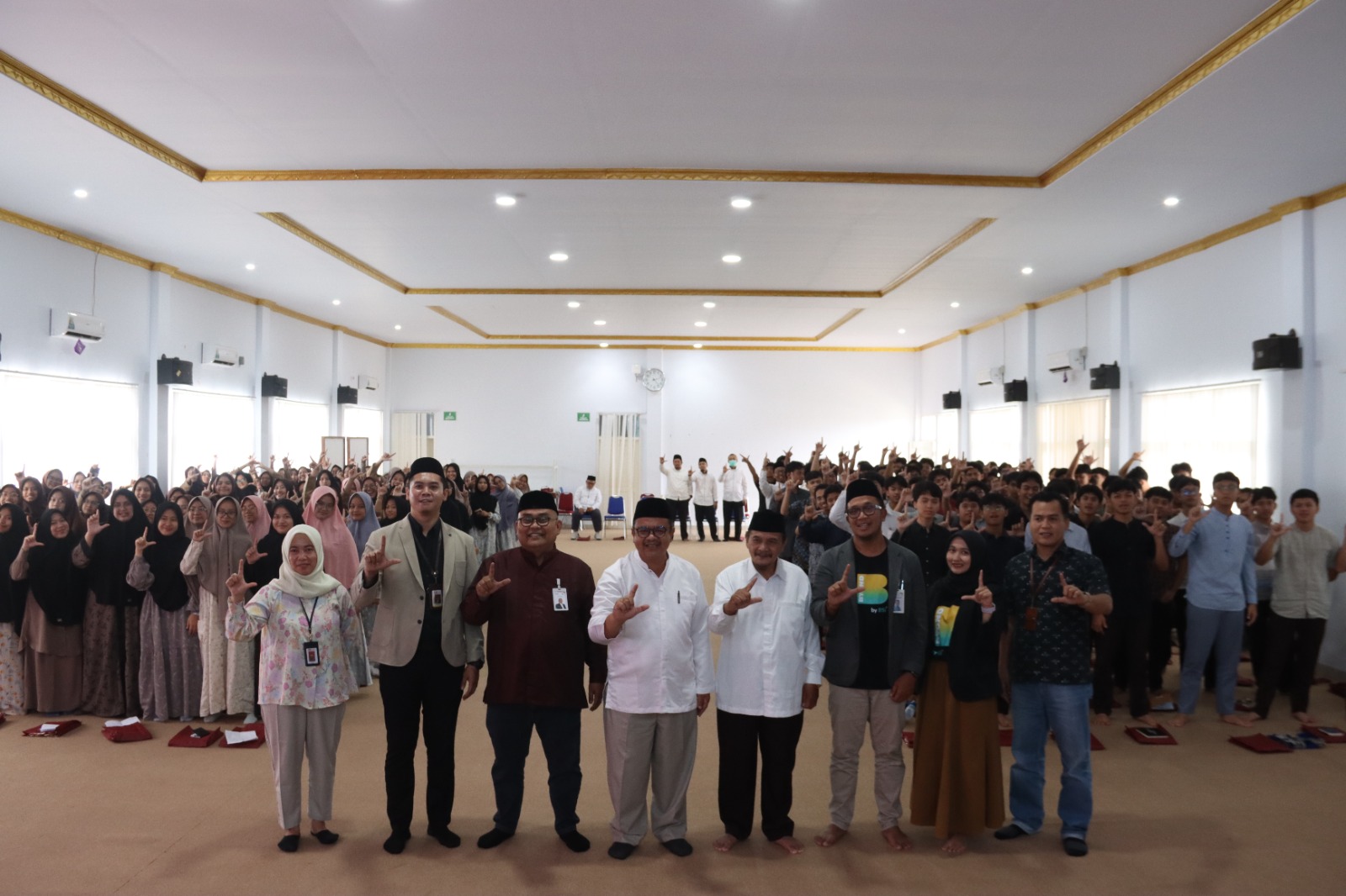 Jangan Sampai Terjebak Pinjol! OJK Edukasi Literasi Keuangan Syariah kepada Santri Husnul Khotimah