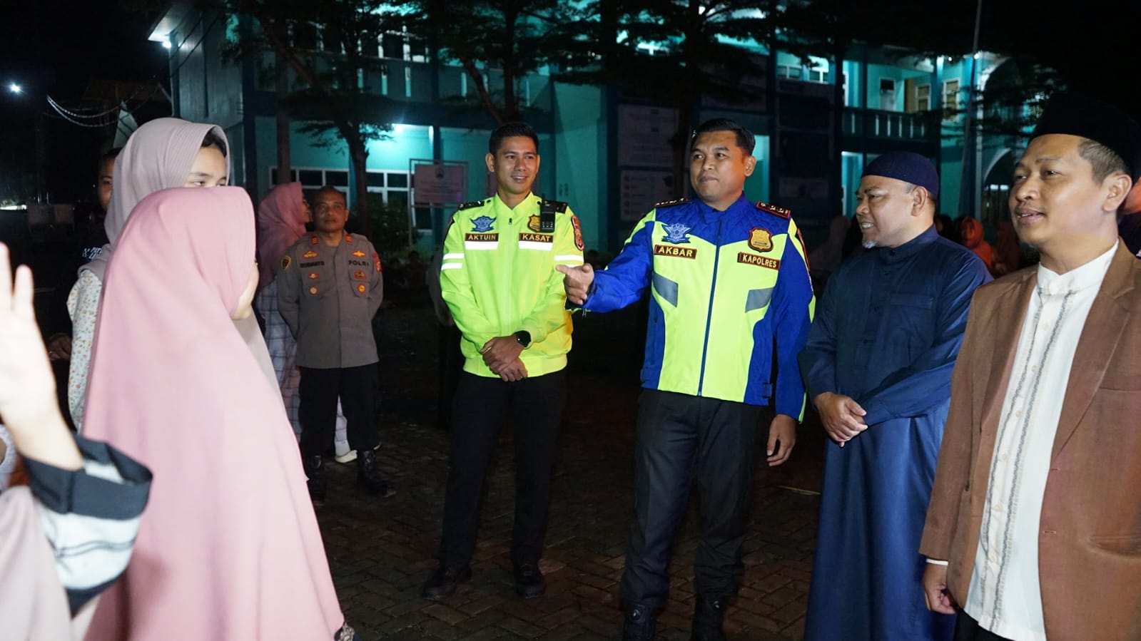 Penuh Keceriaan, Santri Husnul Khotimah Dilepas Kapolres Kuningan Mudik ke Seluruh Nusantara