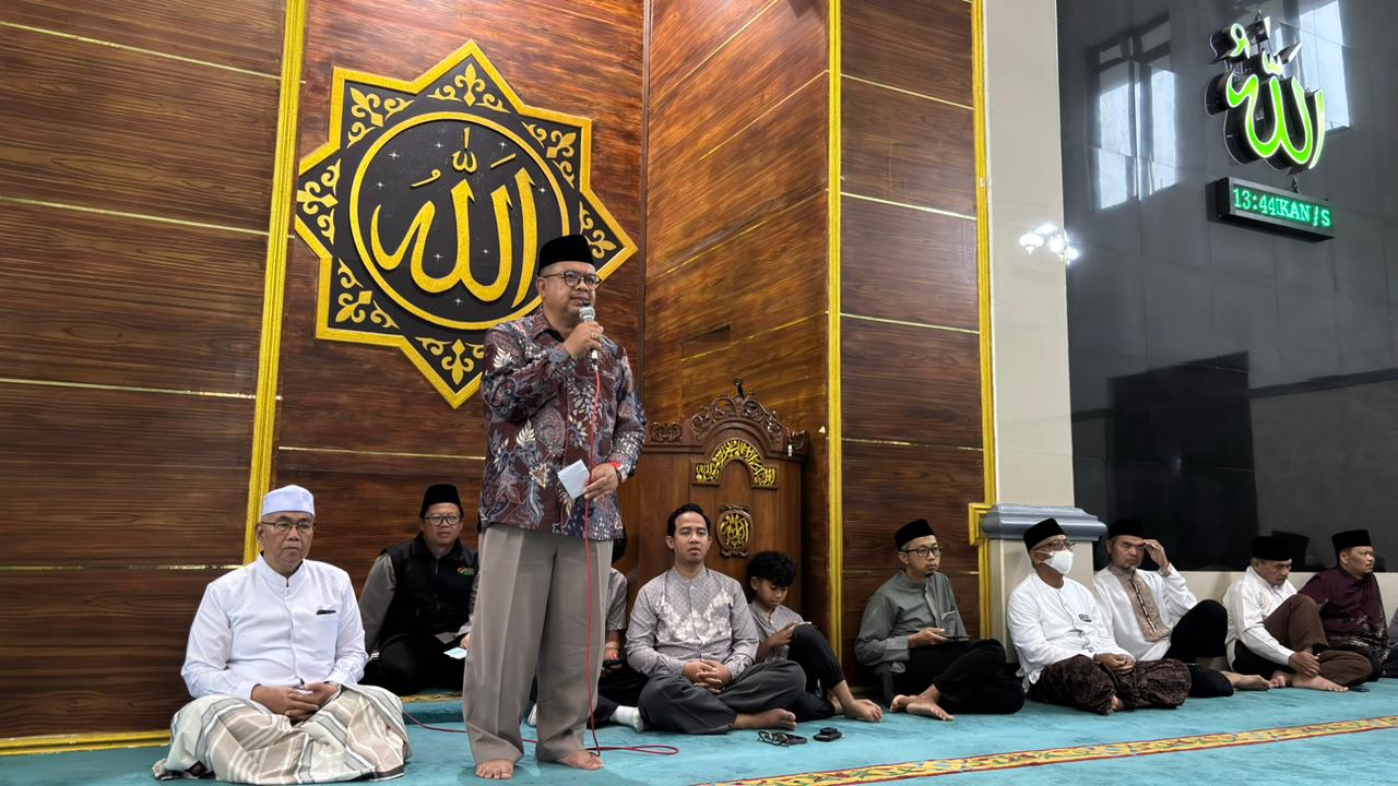 Keluarga Besar Yayasan Husnul Khotimah dan Al-Multazam Distribusikan Ribuan Paket Zakat ke Warga