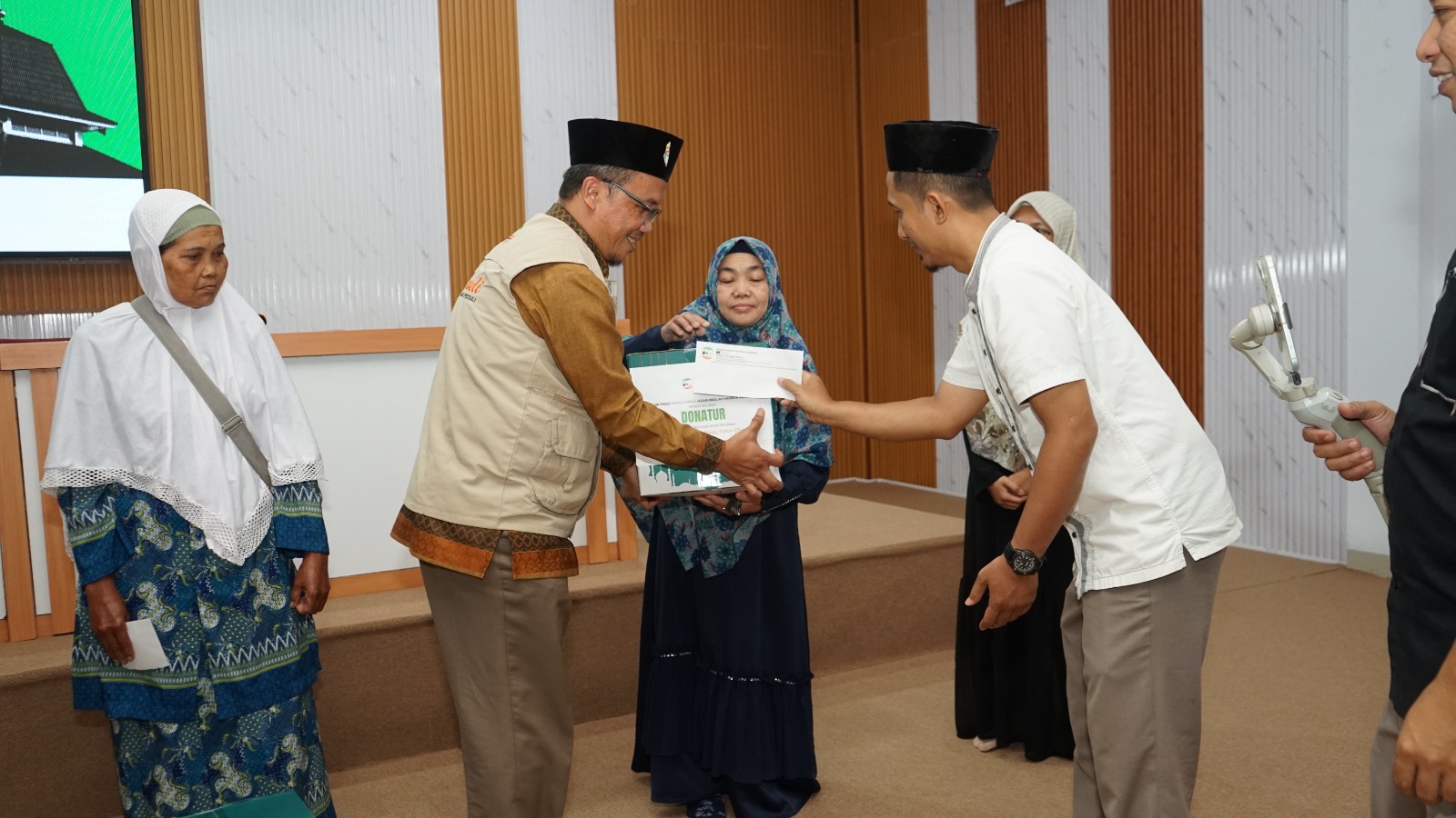 Apresiasi Guru Ngaji, Husnul Khotimah Peduli Bagikan 268 Bingkisan