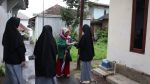 Tebar Kebaikan di Bulan Suci, Santriwati Husnul Khotimah Bagikan Takjil Door to Door
