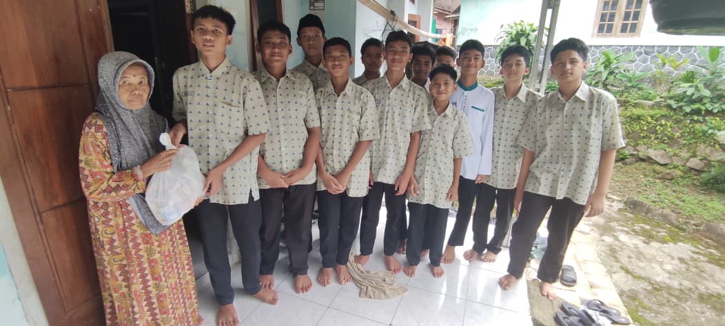 Santri Husnul Khotimah 2 Pancalang Berbagi 269 Paket Sembako untuk Warga Sekitar