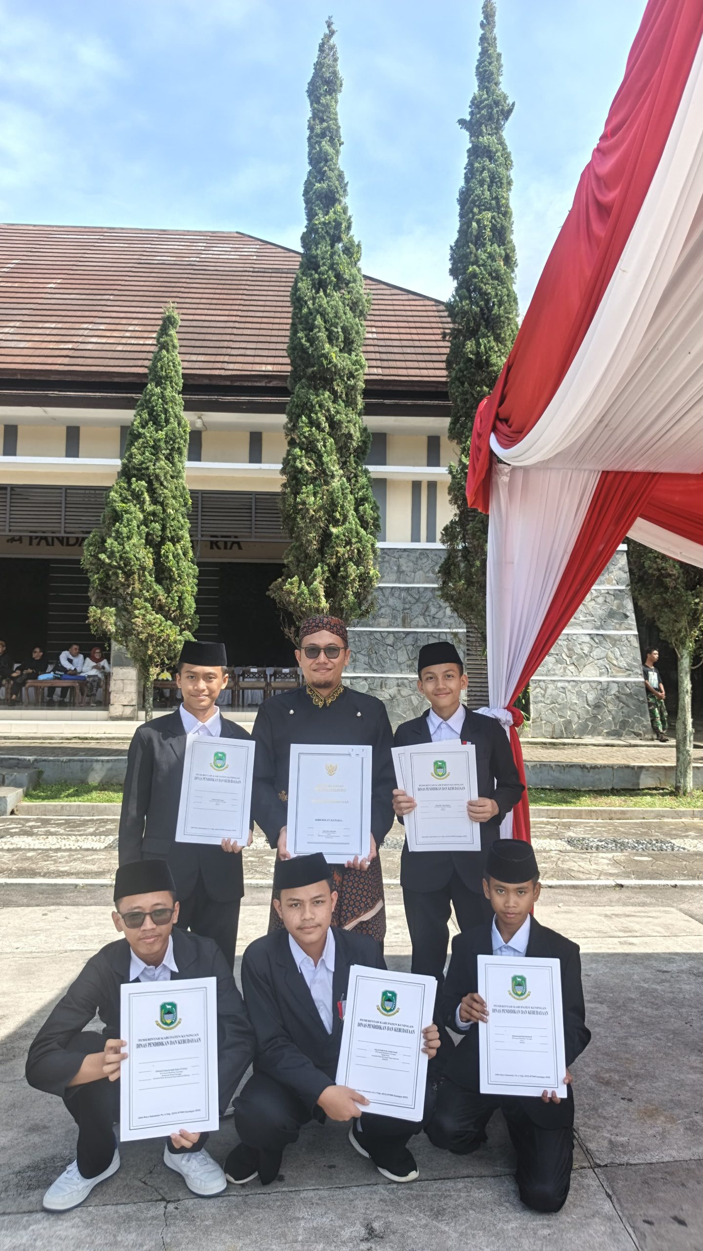 Hardiknas: Santri Husnul Khotimah 2 Borong Penghargaan dari Bupati