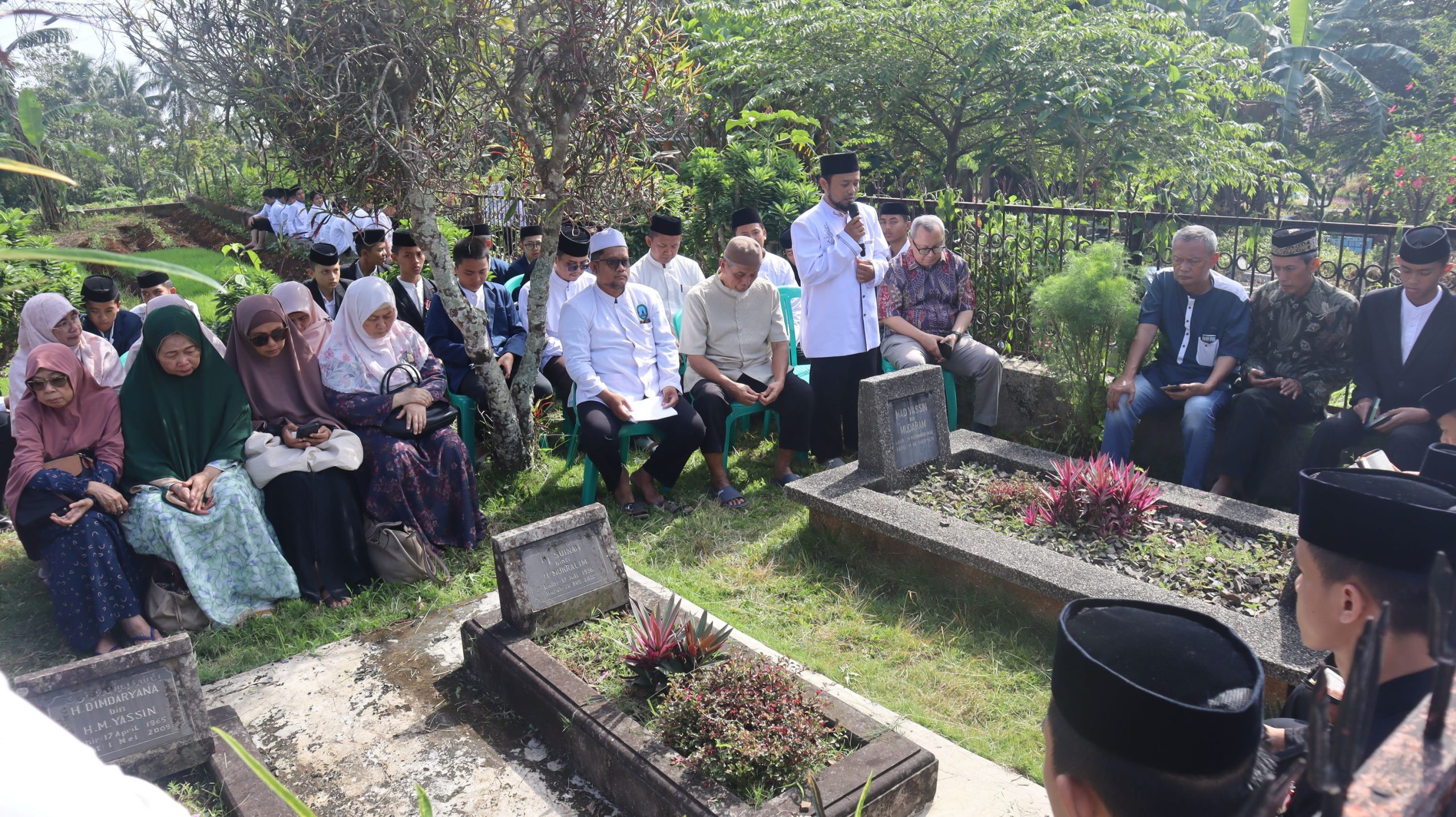 ZIARAH KUBUR DAN RAMAH TAMAH BERSAMA PARA WAKIF HK 2 PANCALANG WARNAI MILAD KE-32 YAYASAN HUSNUL KHOTIMAH