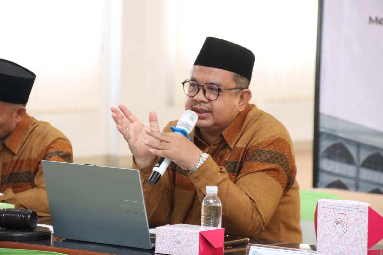 Disiplin, Tegas, dan Menginspirasi! Ketua 1 Yayasana Husnul Khotimah Kuningan Kendalikan Evaluasi Tengah Tahun hingga Tuntas Disiplin, Tegas, dan Menginspirasi! Ketua 1 Yayasana Husnul Khotimah Kuningan Kendalikan Evaluasi Tengah Tahun hingga Tuntas