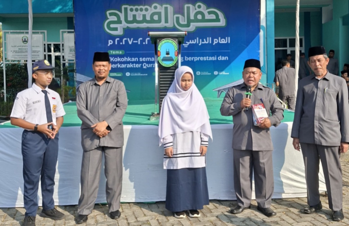 Momentum Upacara Awal Tahun Ajaran, Pondok Pesantren Husnul Khotimah Terima Hadiah Buku Antologi Karya Santri Momentum Upacara Awal Tahun Ajaran, Pondok Pesantren Husnul Khotimah Terima Hadiah Buku Antologi Karya Santri