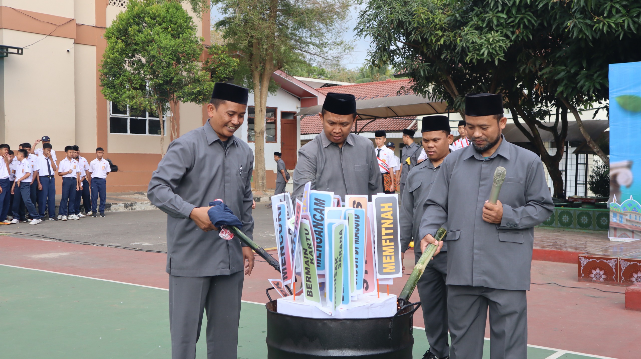 Gradisa HK2 Perkuat Budaya Disiplin Seluruh Sivitas Akademika, Barang Terlarang Hasil Razia Dimusnahkan