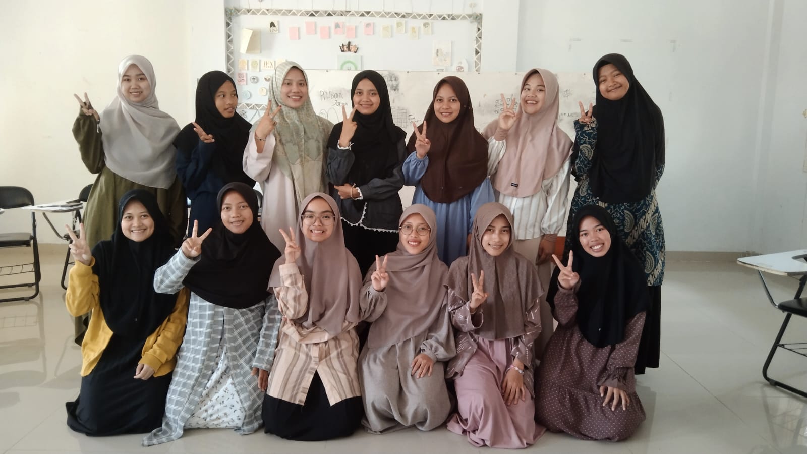 KELAS KATA KEMBALI BERKOMITMEN UNTUK BELAJAR BERTUMBUH, DAN BERKEMBANG BERSAMA KELAS KATA KEMBALI BERKOMITMEN UNTUK BELAJAR BERTUMBUH, DAN BERKEMBANG BERSAMA