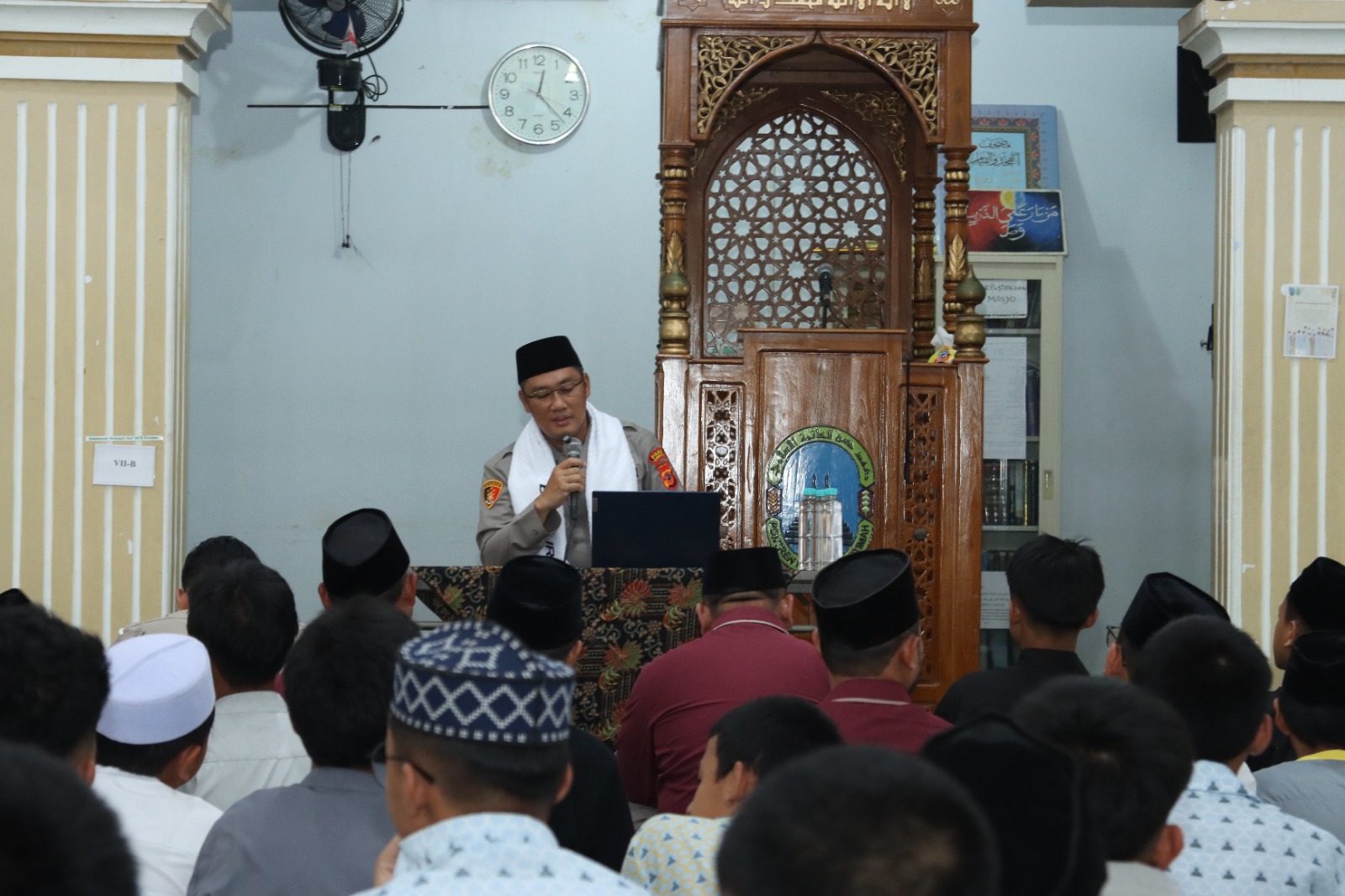 Kapolres Kuningan Kunjungi Pontren Husnul Khotimah, Ajak Santri Bermimpi dan Berikhtiar Besar Kapolres Kuningan Kunjungi Pontren Husnul Khotimah, Ajak Santri Bermimpi dan Berikhtiar Besar
