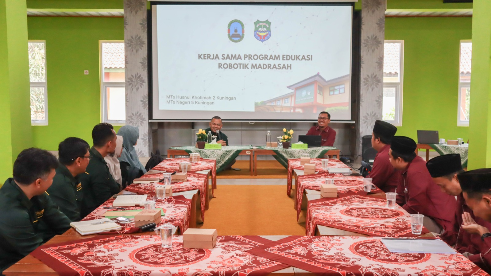 MTsN 5 Kuningan dan MTs Husnul Khotimah 2 Perkuat Sinergi Pengembangan Robotik