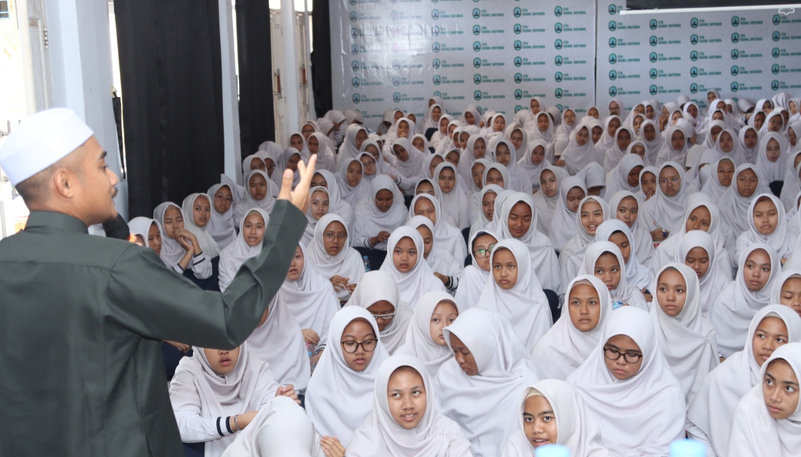 Santri Putri Pontren Husnul Khotimah Mengikuti Dauroh Manasik Haji