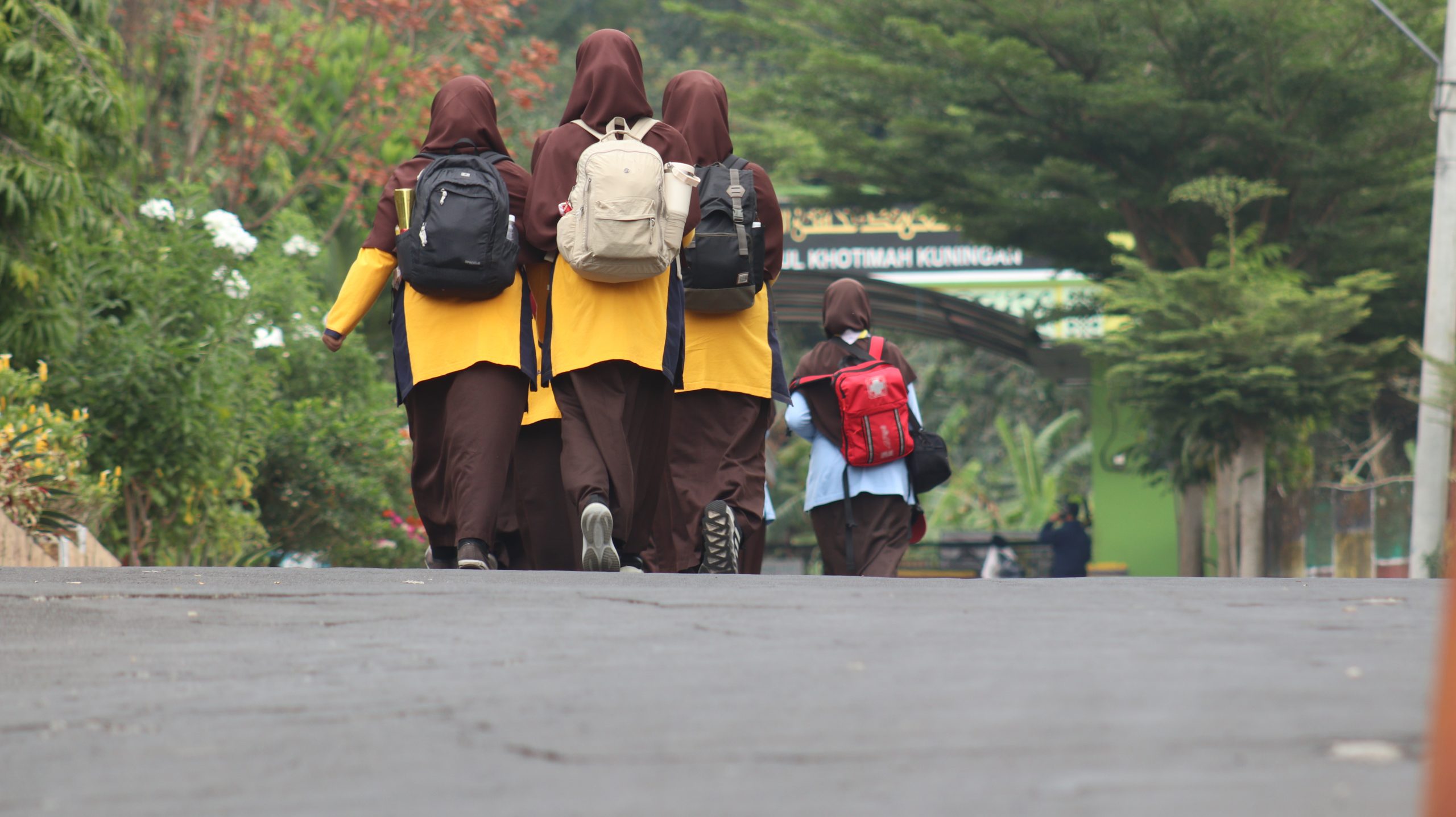 MUSLIMAH MANDIRI DI TENGAH RIUH DUNIA DIGITAL MUSLIMAH MANDIRI DI TENGAH RIUH DUNIA DIGITAL